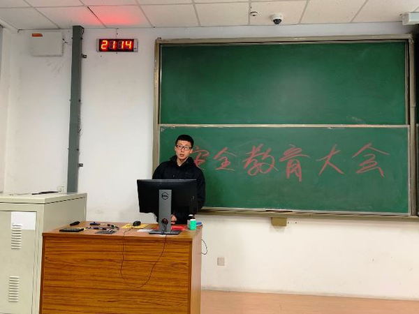 尹治杰教练做讲解 孙宁摄影