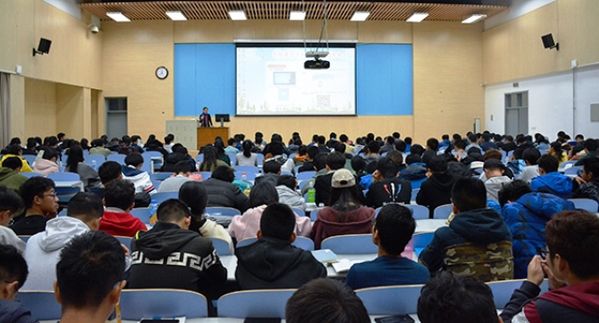 学院教学秘书江小芳进行培养方案及学分制解读  钟朋志摄影