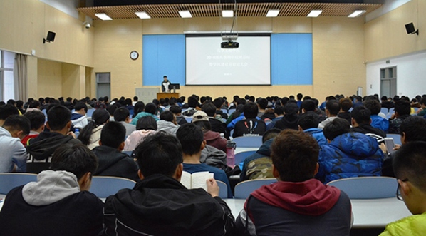 2018级辅导员刘伟进行期中总结  郝瑞摄影