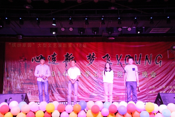 辅导员认真表演《三句半》朱子超摄