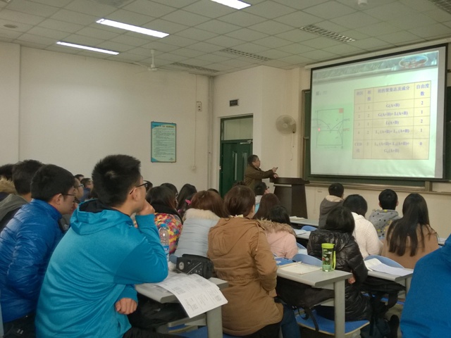 新学期第一天课堂秩序井然  薛佳朋  摄影