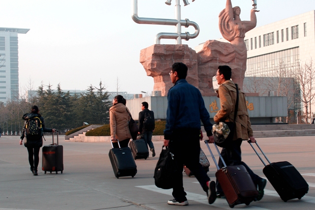 匆忙的返校身影  丁文龙  摄影