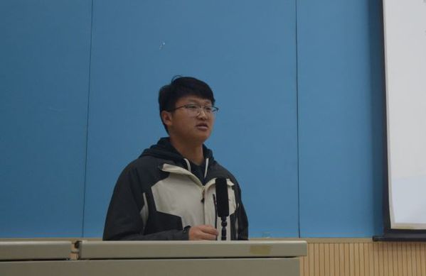 辅导员刘伟讲话 高昶摄影