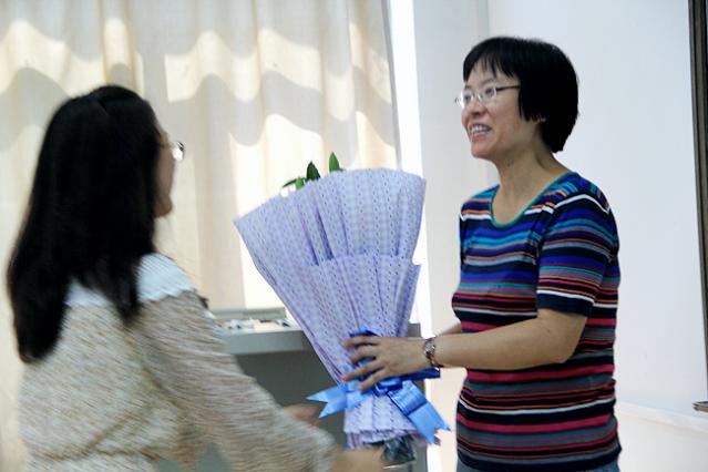 学生为张予辉老师献花