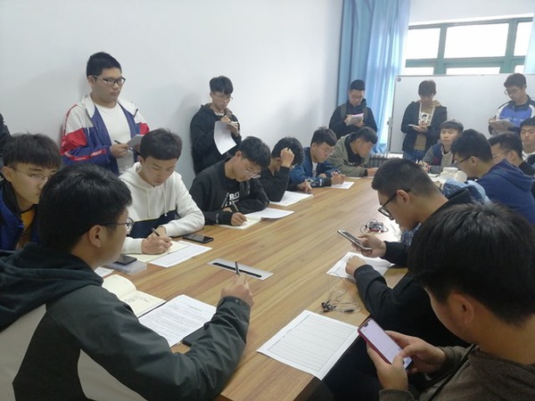 英国正版365官方网站2018级年级工作组召开班长工作例会  高昶